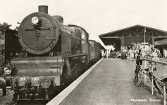 160745 Afbeelding van de stoomlocomotief nr. 3911 (serie 3900) van de N.S. met een trein langs het perron van het ...